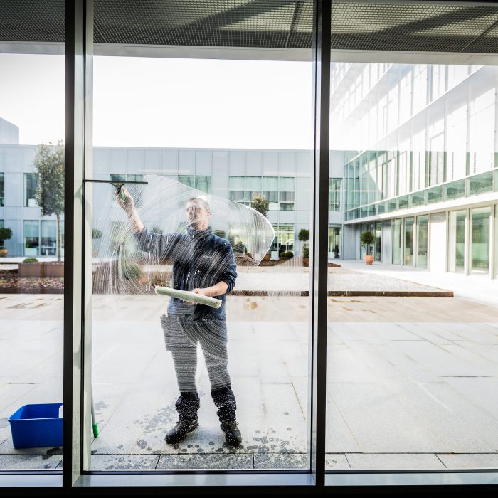 Laveur De Vitres Travaillant à L'extérieur Du Bâtiment